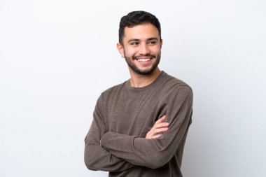 Beyaz arka planda izole edilmiş, kolları bağlı ve mutlu genç bir Brezilyalı.