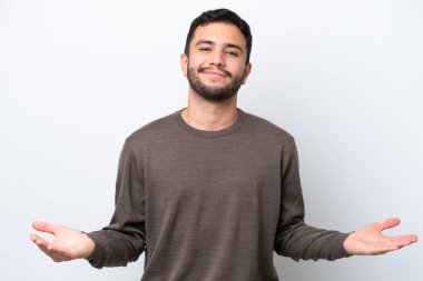 Genç Brezilyalı bir adam beyaz arka planda izole edilmiş şüpheleri var.