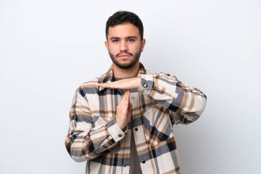 Genç Brezilyalı bir adam beyaz arka planda izole edilmiş bir şekilde jest yapıyor.