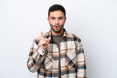 Beyaz arka planda izole edilmiş genç Brezilyalı bir adam parmak kaldırarak çözümü anlamaya çalışıyor.