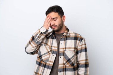 Genç Brezilyalı adam beyaz arka planda baş ağrısı ile izole edilmiş.