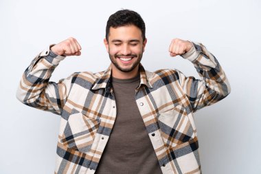 Beyaz arka planda izole edilmiş genç Brezilyalı adam güçlü bir jest yapıyor.