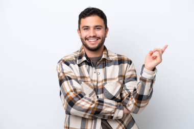 Beyaz arka planda izole edilmiş genç Brezilyalı adam mutlu ve dik duruyor.