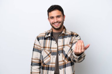 Genç Brezilyalı bir adam beyaz arka planda izole edilmiş ve davet edilmişti. Gelmene sevindim.