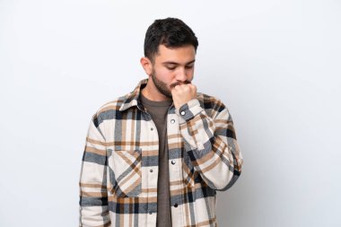 Genç Brezilyalı bir adam beyaz arka planda izole edilmiş şüpheleri var.