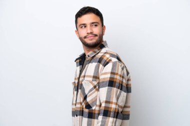 Genç Brezilyalı adam beyaz arka planda izole edilmiş. Portre