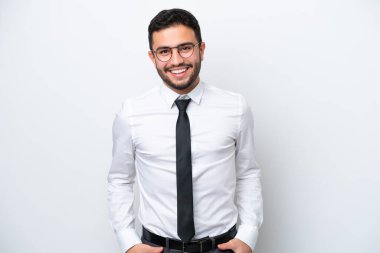 Brezilyalı iş adamı beyaz arka planda yalnız gülüyor.
