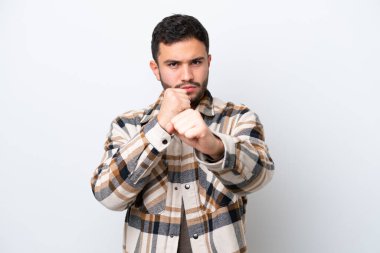 Genç Brezilyalı bir adam beyaz arka planda yalıtılmış bir şekilde dövüşüyor.