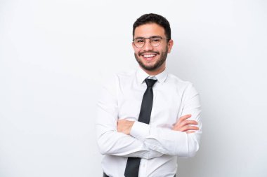 Brezilya 'lı iş adamı beyaz arka planda izole edilmiş, kollarını ön cephede çapraz tutuyor.