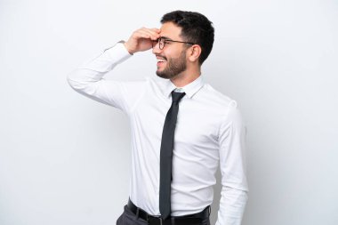 Beyaz arka planda izole edilmiş Brezilyalı bir adam bir şey fark etti ve çözüme niyetlendi.