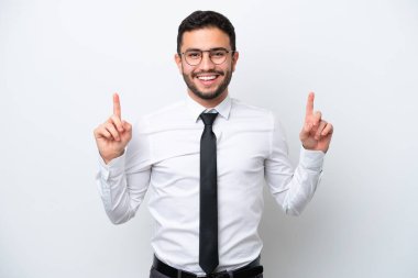 Brezilyalı iş adamı beyaz arka planda izole edilmiş. Harika bir fikre işaret ediyor.