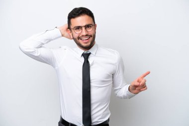 Beyaz arka planda izole edilmiş Brezilyalı adam şaşırdı ve işaret etti.