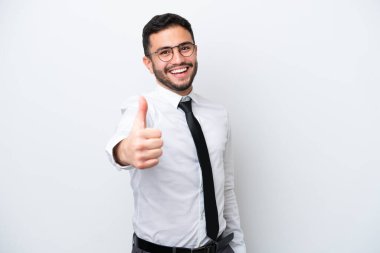 Brezilyalı iş adamı beyaz arka planda izole edildi. Başparmakları havada çünkü iyi bir şey oldu.