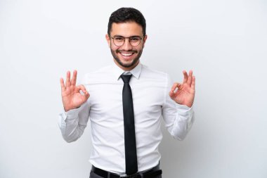 Beyaz arka planda izole edilmiş Brezilyalı bir adam parmaklarıyla 