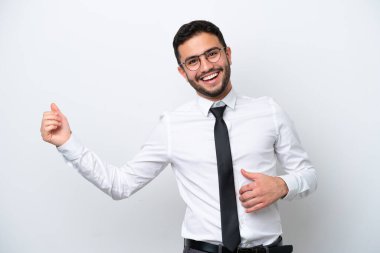 Brezilyalı iş adamı beyaz arka planda izole edilmiş gitar hareketi yapıyor.