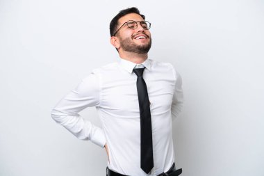 Brezilyalı iş adamı, beyaz arka planda izole edilmiş. Çaba gösterdiği için sırt ağrısı çekiyor.