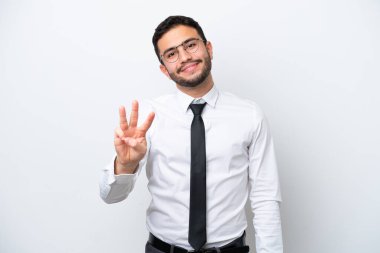 Beyaz arka planda izole edilmiş Brezilyalı adam mutlu ve parmaklarıyla üçe kadar sayıyor.
