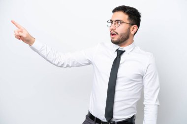 Brezilyalı iş adamı beyaz arka planda izole edilmiş.