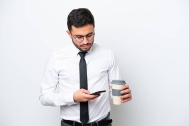 Brezilya 'lı iş adamı beyaz arka planda izole edilmiş. Elinde kahve ve cep telefonu var.