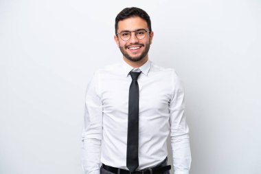Brezilyalı iş adamı beyaz arka planda gözlüklü ve mutlu.