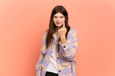 Pembe arka planda izole edilmiş genç Ukraynalı kız geliyor.