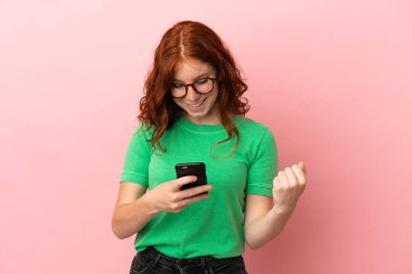 İzole edilmiş pembe geçmişi olan genç bir kızıl kız şaşırdı ve bir mesaj gönderiyor.