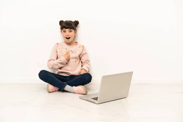 Κοριτσάκι Φορητό Υπολογιστή Που Κάθεται Στο Πάτωμα Έκφραση Έκπληξη Στο — Φωτογραφία Αρχείου
