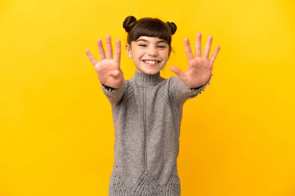 Niña Caucásica Aislada Sobre Fondo Amarillo Contando Nueve Con Los — Foto de Stock