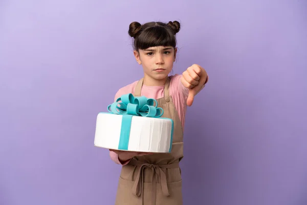 Маленькая Девочка Кондитер Держит Большой Торт Фиолетовом Фоне Показывая Большой — стоковое фото