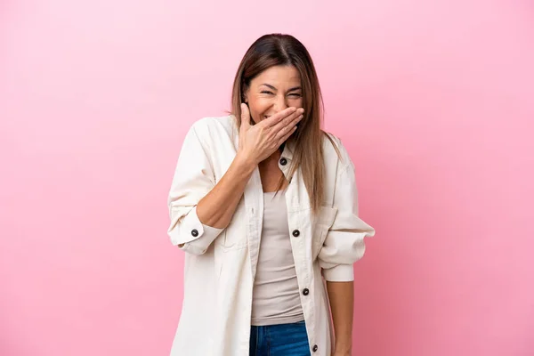 Middelbare Leeftijd Blanke Vrouw Geïsoleerd Roze Achtergrond Gelukkig Glimlachende Bekleding — Stockfoto