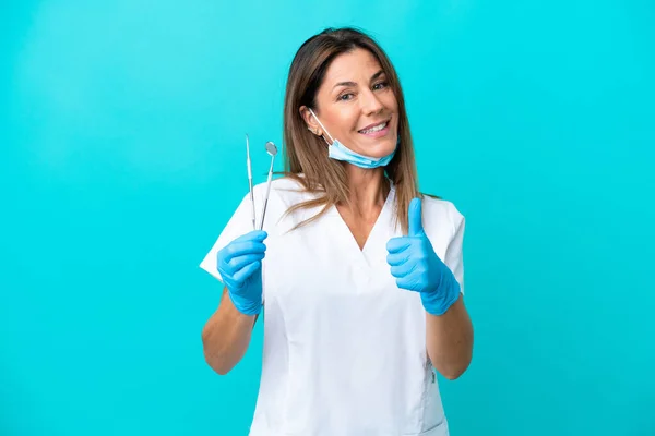 Medioevo Medico Donna Isolato Sfondo Blu Dando Pollice Alto Gesto — Foto Stock