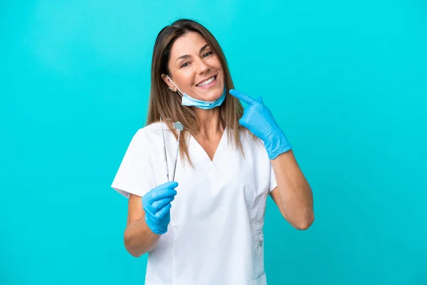 Médico Mediana Edad Mujer Aislado Sobre Fondo Azul Dando Gesto —  Fotos de Stock