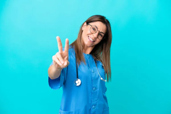 Chirurg Średnim Wieku Kobieta Odizolowana Niebieskim Tle Uśmiechając Się Pokazując — Zdjęcie stockowe