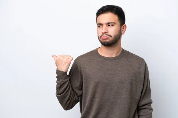 Jovem Brasileiro Isolado Sobre Fundo Branco Infeliz Apontando Para Lado — Fotografia de Stock