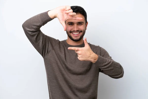 Jeune Homme Brésilien Isolé Sur Fond Blanc Concentrant Visage Symbole — Photo