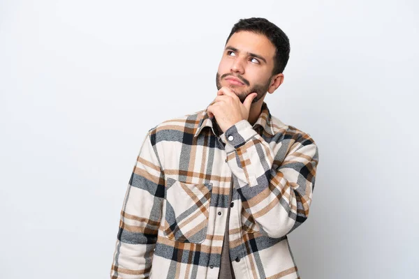 Joven Brasileño Aislado Sobre Fondo Blanco Con Dudas —  Fotos de Stock