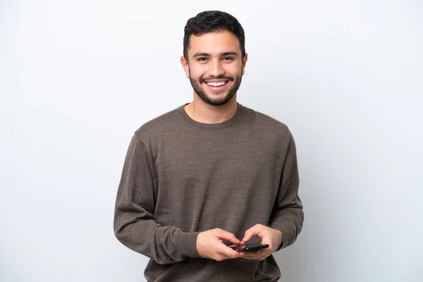 Joven Brasileño Aislado Sobre Fondo Blanco Enviando Mensaje Con Móvil — Foto de Stock