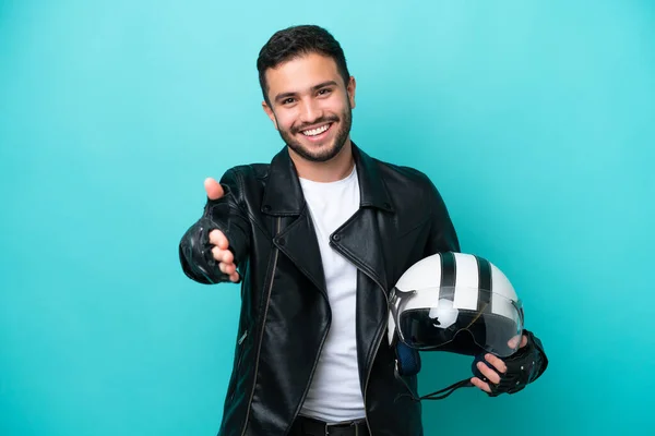 Junge Brasilianerin Mit Motorradhelm Auf Blauem Hintergrund Schüttelt Hände Ein — Stockfoto