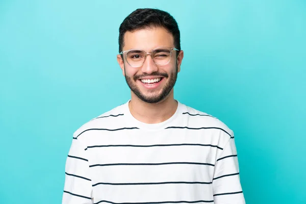 Jonge Braziliaanse Man Geïsoleerd Blauwe Achtergrond Met Bril Gelukkige Uitdrukking — Stockfoto