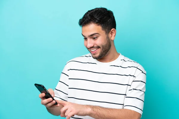 Молодой Бразилец Изолирован Синем Фоне Отправляя Сообщение Электронную Почту Мобильного — стоковое фото