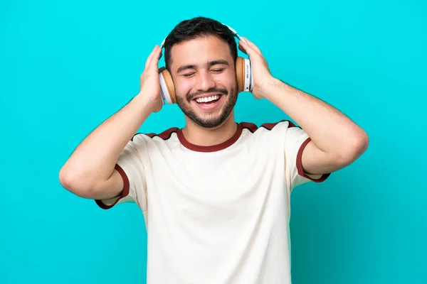 Νεαρός Βραζιλιάνος Απομονωμένος Μπλε Φόντο Ακούγοντας Μουσική — Φωτογραφία Αρχείου