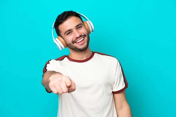 Genç Brezilyalı Adam Mavi Arka Planda Izole Edilmiş Müzik Dinliyor — Stok fotoğraf