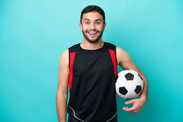 Giovane Giocatore Calcio Brasiliano Isolato Sfondo Blu Con Espressione Facciale — Foto Stock