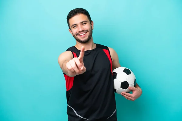 Giovane Giocatore Calcio Brasiliano Isolato Sfondo Blu Che Mostra Solleva — Foto Stock