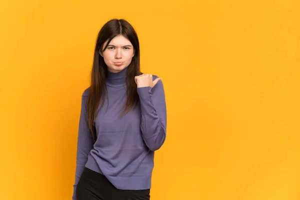 Young Ukrainian Girl Isolated Yellow Background Unhappy Pointing Side — Stock Photo, Image