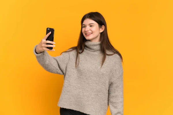 Joven Ucraniana Aislada Sobre Fondo Amarillo Haciendo Una Selfie — Foto de Stock