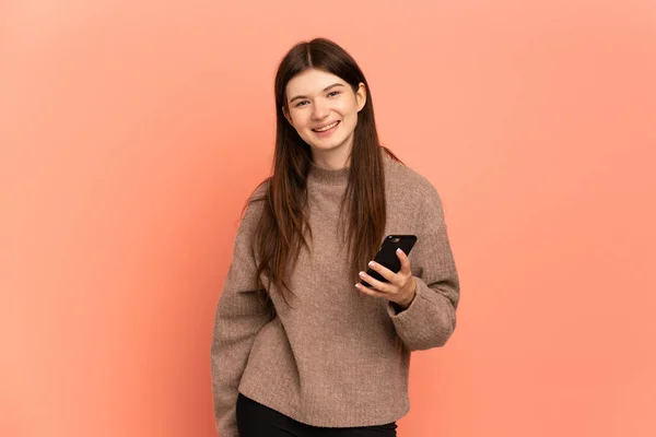 Joven Chica Ucraniana Aislada Sobre Fondo Rosa Utilizando Teléfono Móvil —  Fotos de Stock
