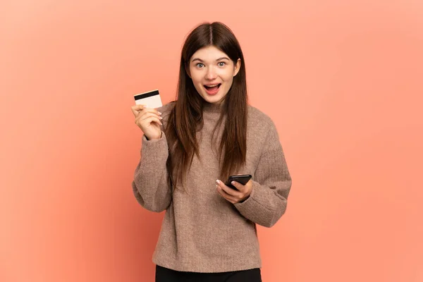 Jong Oekraïens Meisje Geïsoleerd Roze Achtergrond Kopen Met Mobiele Telefoon — Stockfoto