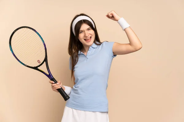 若いですウクライナの女の子テニス選手以上隔離された壁勝利を祝う — ストック写真