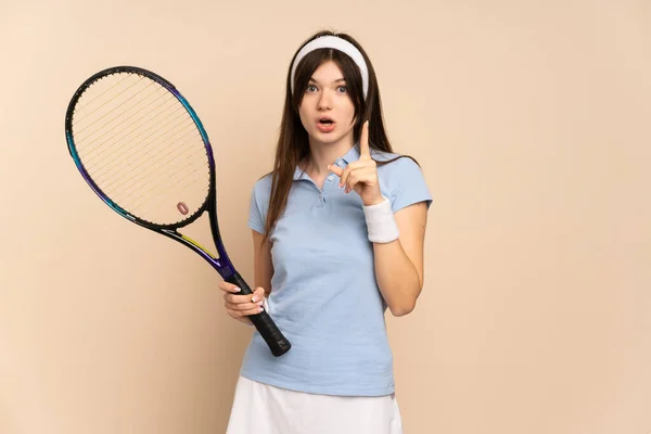 Ung Ukrainsk Flicka Tennisspelare Över Isolerad Vägg Med Avsikt Att — Stockfoto